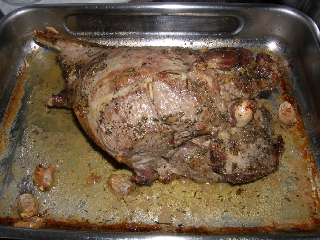 Gigot d’agneau de 3 kilogrammes cuit pendant 1h15min dans un four réglé à 220°C.
