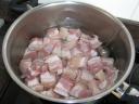 Thit-khô - Début de cuisson de la poitrine de porc.