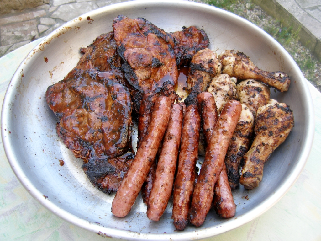 Barbecue côtes de porc, pilons de poulets, chipolatas.
