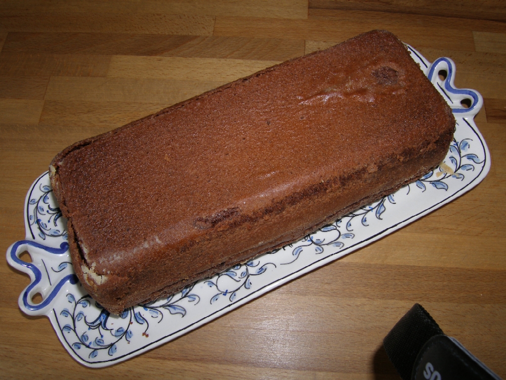 Gâteau moelleux au chocolat cuit 50 minutes dans un four préalabalement préchauffé à 210°C : on le voit ici démoulé “à l’envers” sur le plat de service).