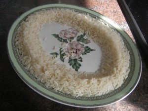 Le riz en turban autour du plat de service.