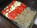 Et c’est parti pour l’empilage des rondelles de tomates et de courgettes sur le lit d’oignons compotés !