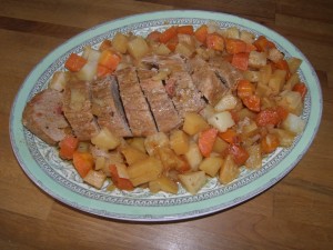 Noix de veau servi avec un ragoût pommes de terre, carottes et céleri-rave.