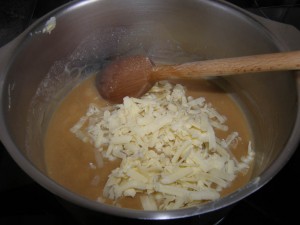 On y fait fondre le fromage râpé progressivement...