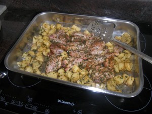 Ailes de poulet et pommes de terre grillées en cours de cuisson...