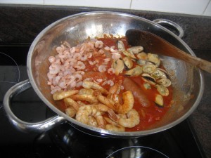 Puis on ajoute pour finir les moules ainsi que les grosses et petites crevettes.