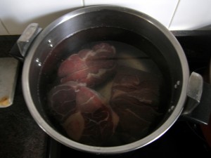 Mettre la viande dans l'eau et porter à ébullition.
