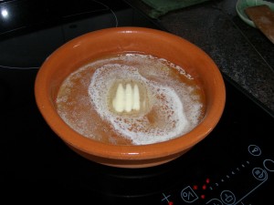 Faire fondre le fond de beurre sucré dans le ou les rammequins.