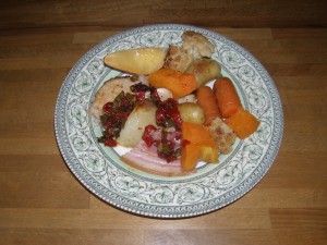 Légumes rotis et rôti de porc agrémentés de sauce xipister.