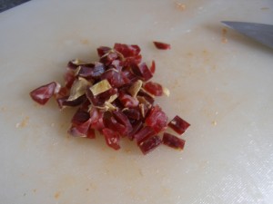 Le jambon de Bayonne coupé en petits dés.