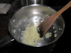 On fait suer et blondir l'oignon dans le beurre.