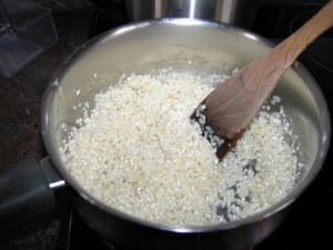 Puis on ajoute le riz et on le fait revenir un petit peu.